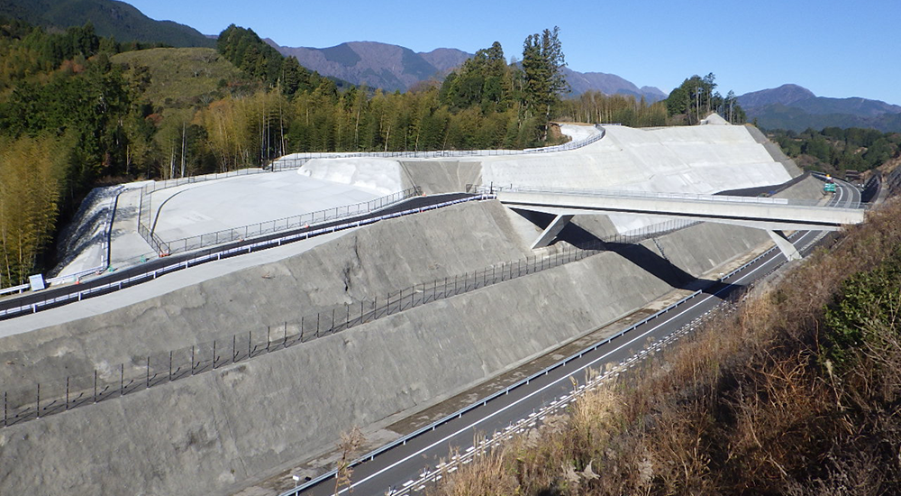 Reconstruction work for disaster-stricken cut slope in Yoshiwara district along the Chubu Odan Expressway