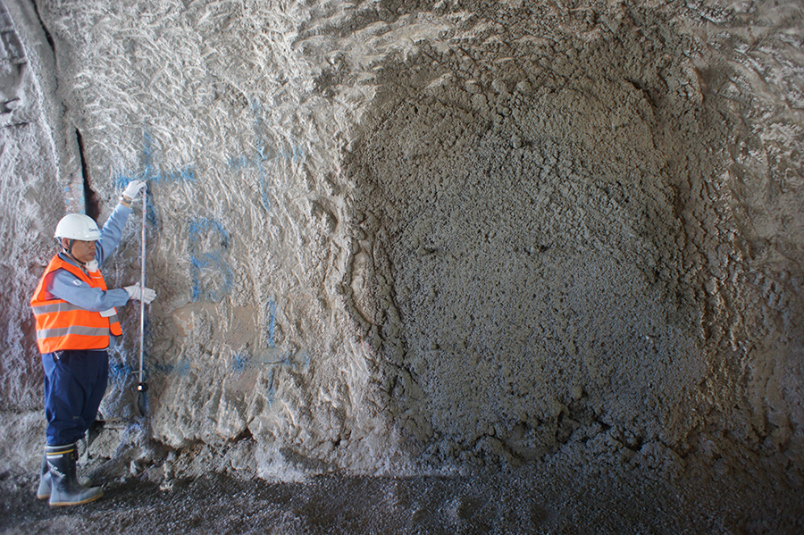 写真-3　模擬トンネルによる実吹付試験（左:教示　右:自動再生）