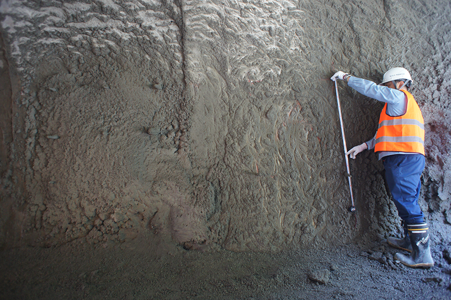 写真-3　模擬トンネルによる実吹付試験（左:教示　右:自動再生）