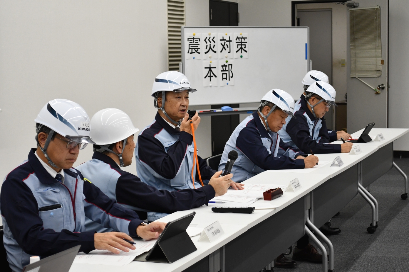 震災対策本部代行を務める嘉藤 好彦 代表取締役執行役員副社長(中央)
