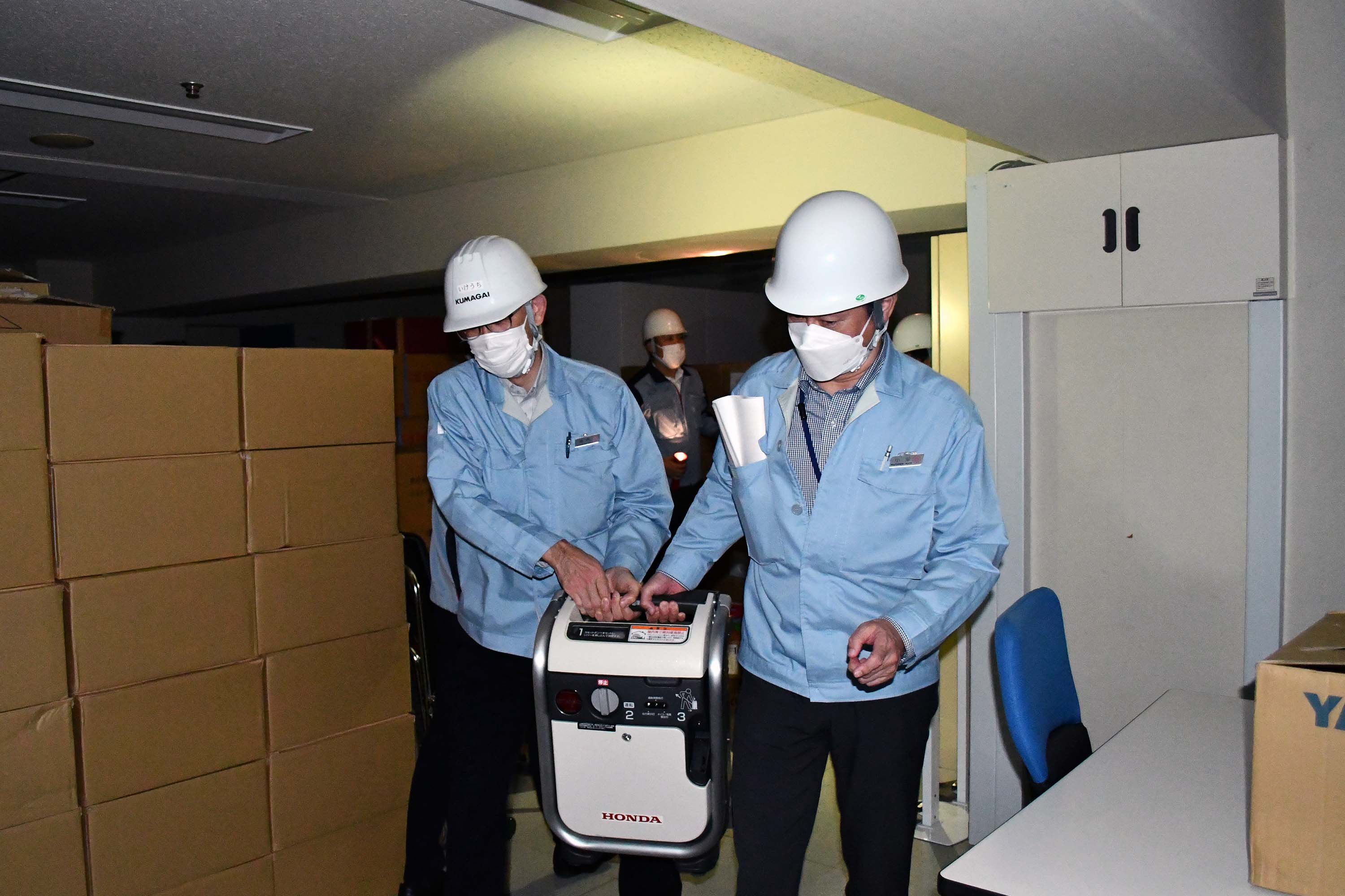 地震発生後、停電している中で震災対策本部を設営する訓練1
