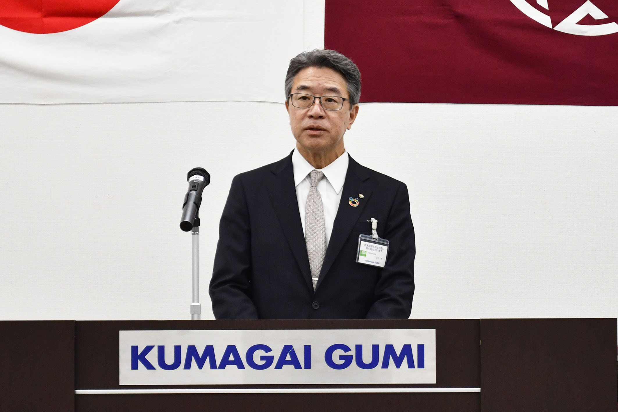訓示を述べる上田社長