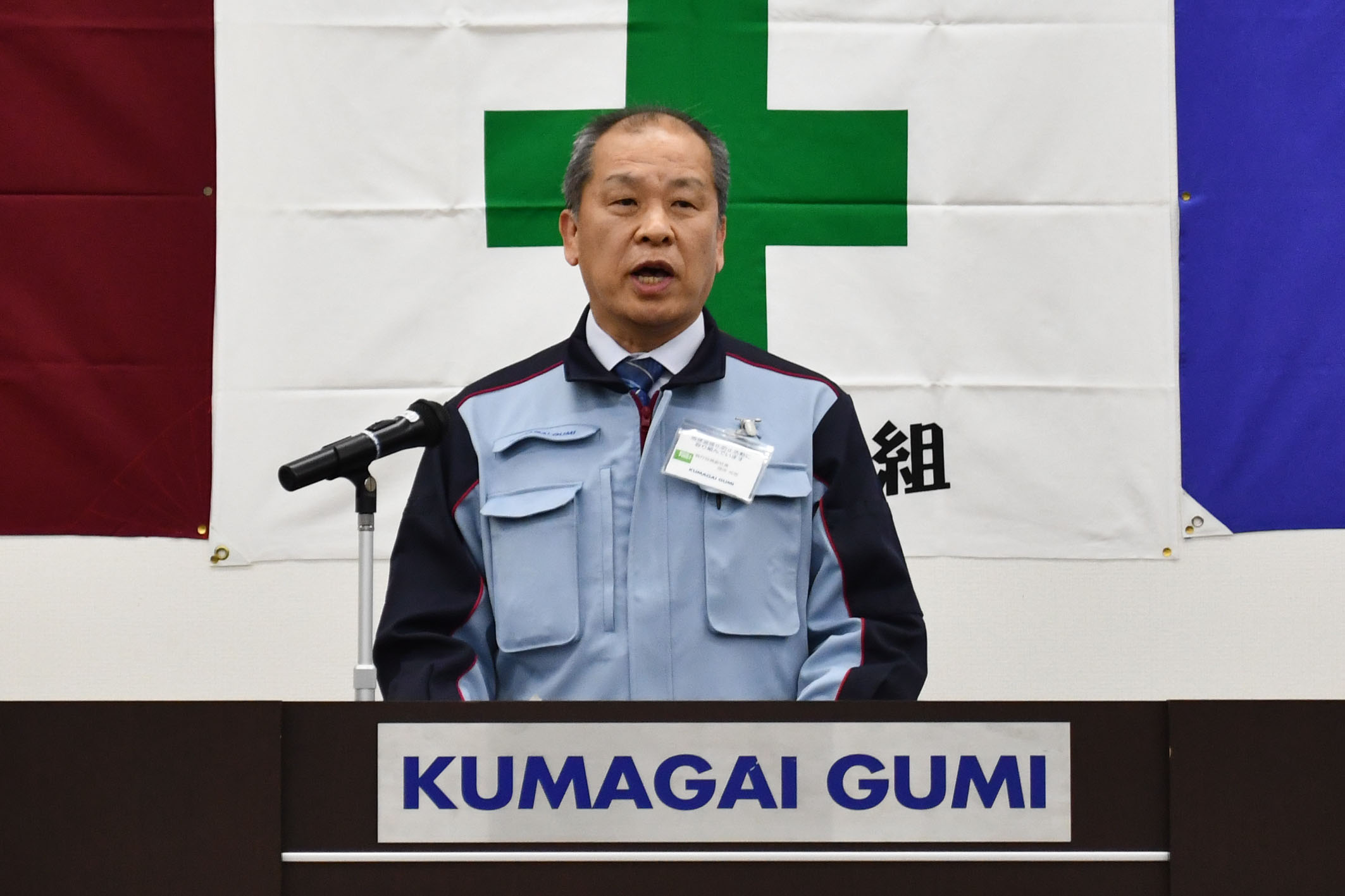 開会を宣言する岡市副社長
