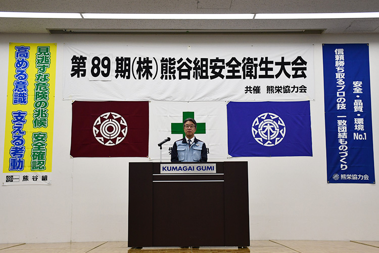 訓示を述べる上田社長