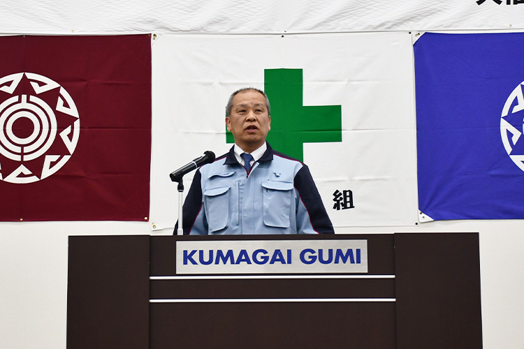 開会を宣言する岡市副社長