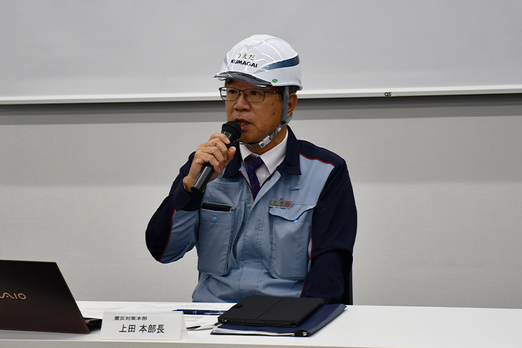 訓練終了後、講評を行う上田社長