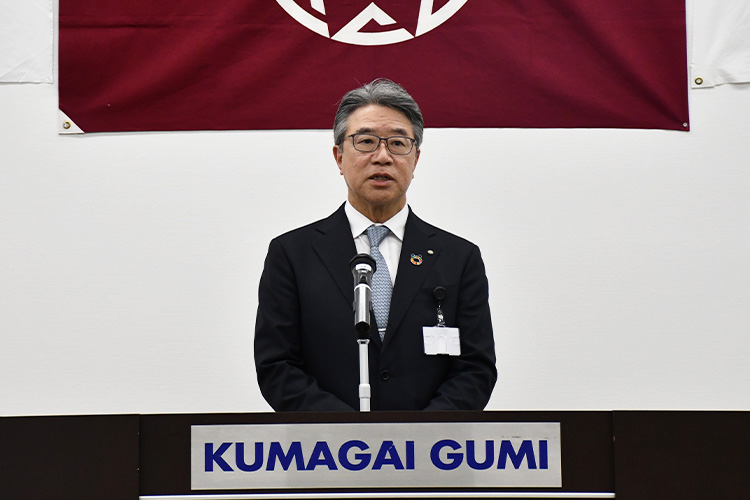 祝辞を述べる上田社長