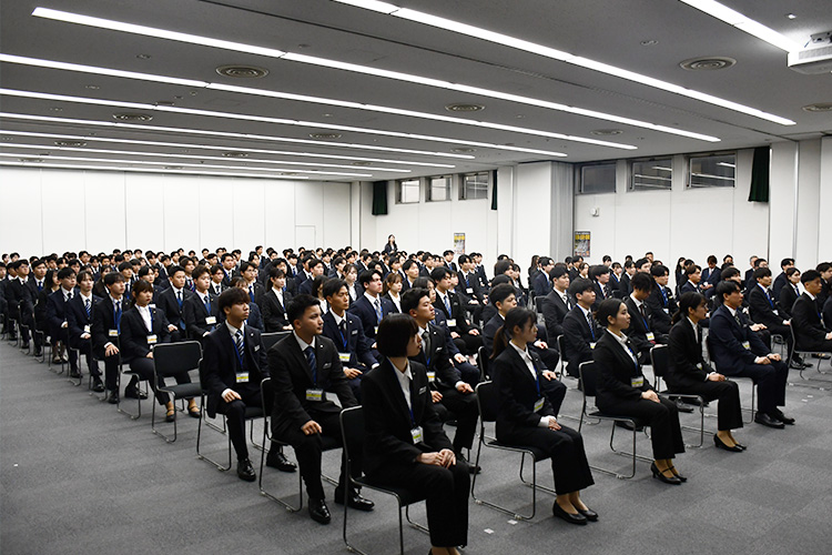 入社式に臨む新入社員たち