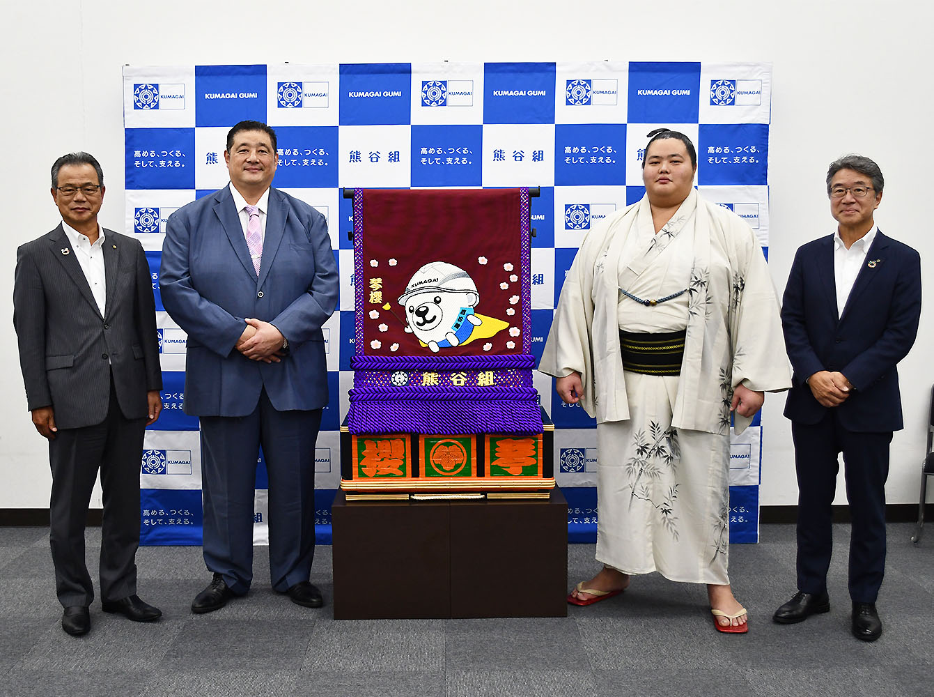 佐渡ヶ嶽親方と琴櫻関を囲んで記念撮影