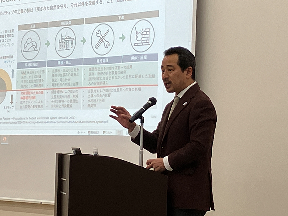 講演中のWWFジャパン 東梅事務局長