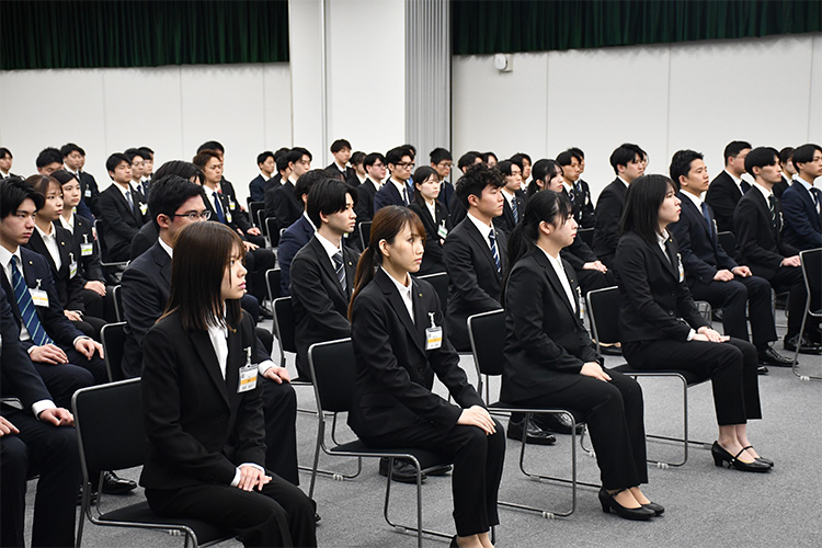 緊張の面持ちで入社式に臨む新入社員たち