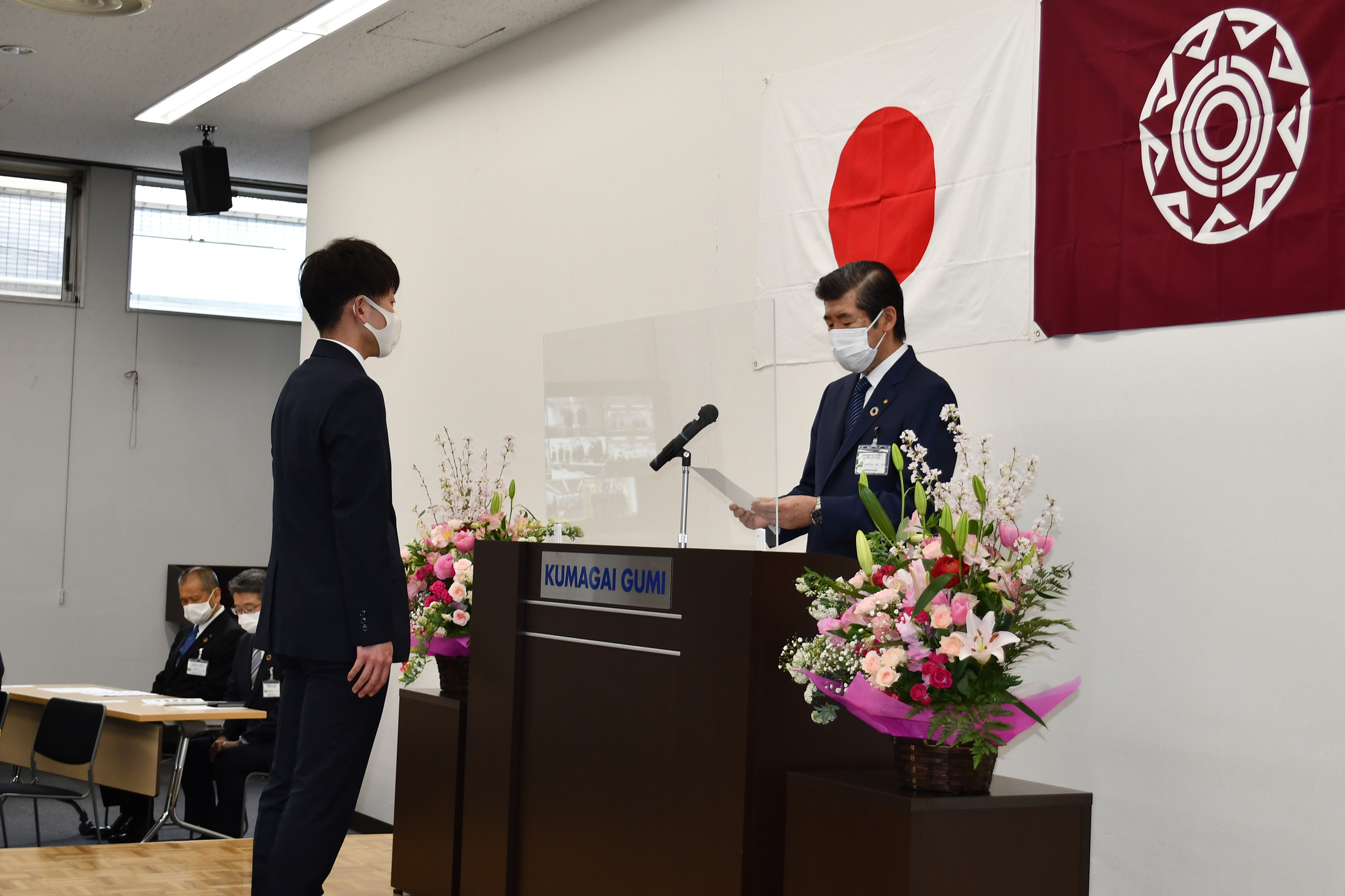 新入社員代表に辞令を手渡す櫻野社長