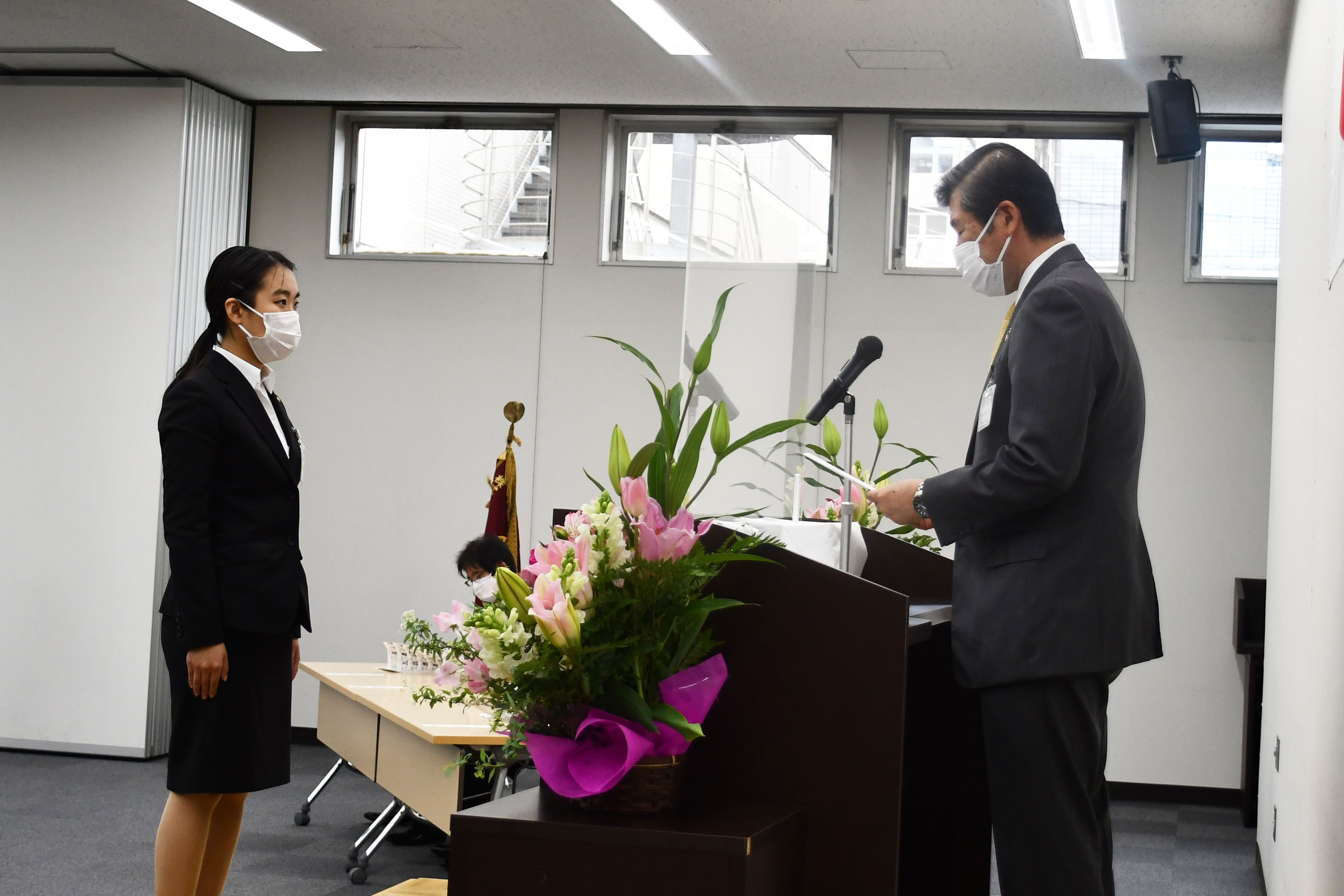 新入社員代表に辞令を手渡す櫻野社長