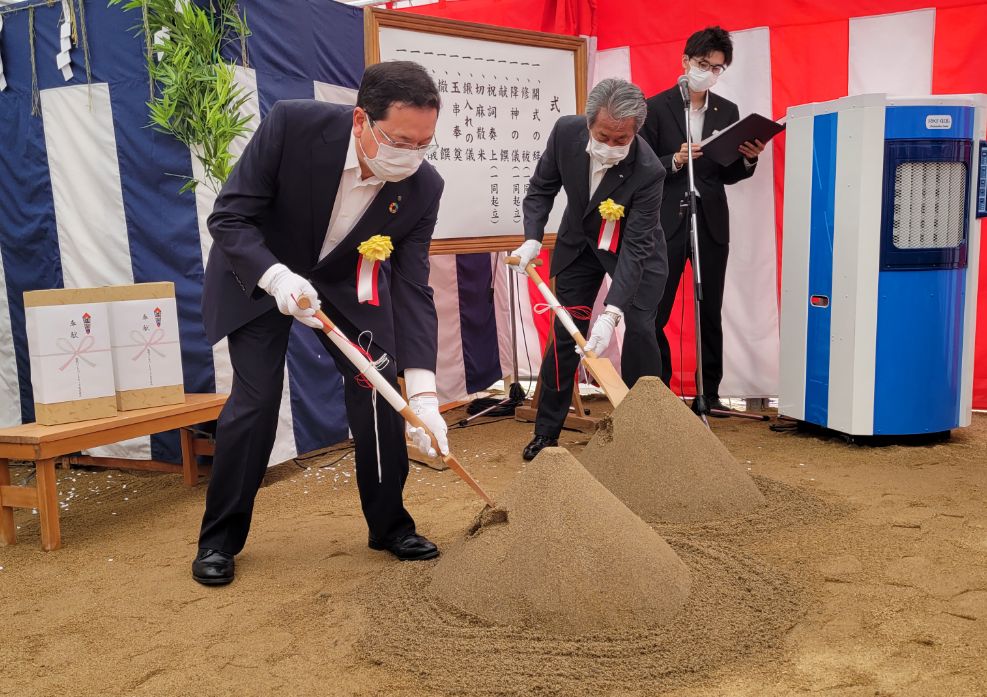 斎鋤を行う ㈱ 熊谷組柏原東北支店長(左)と ㈱ 神鋼環境ソリューション 八十取締役常務執行役員