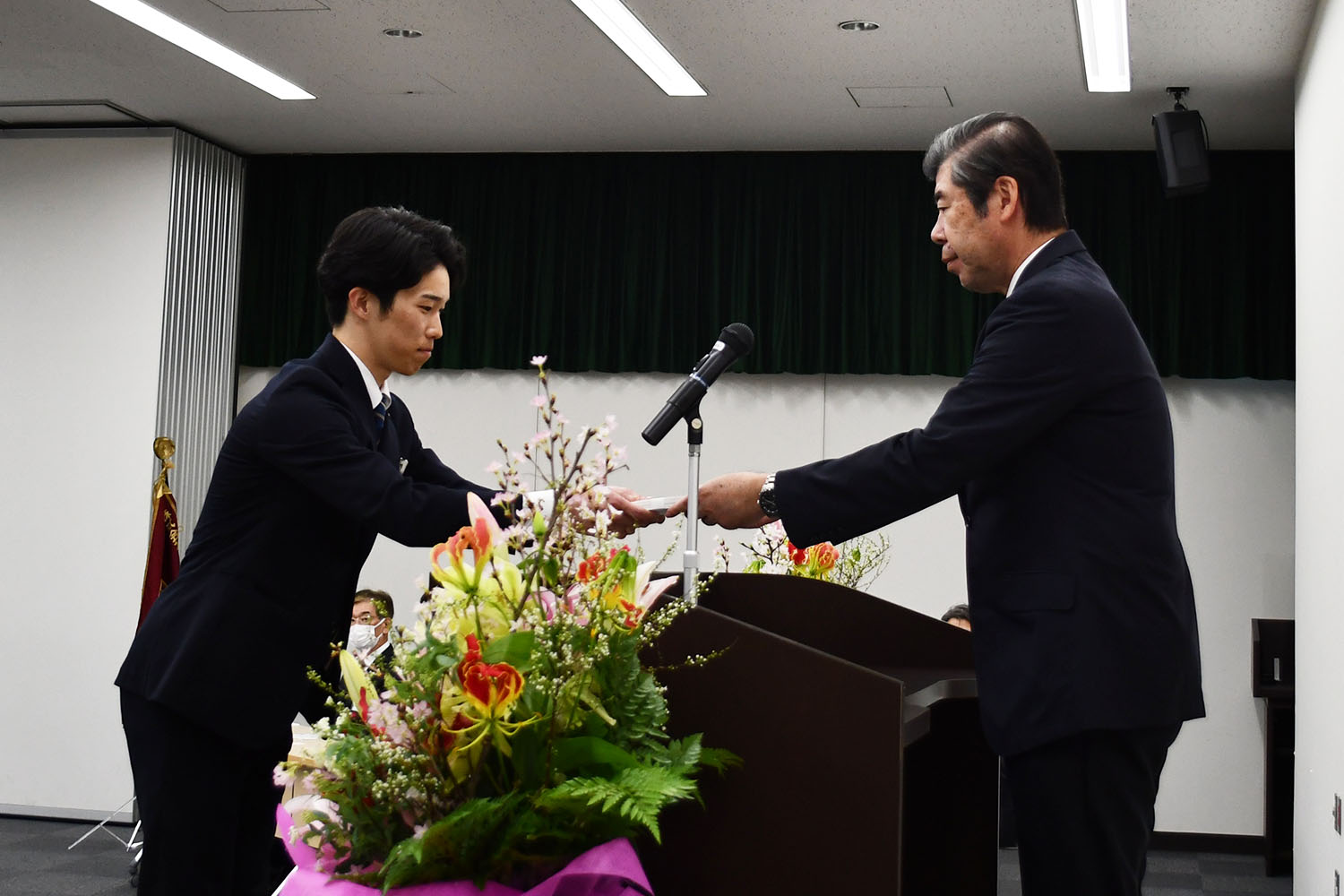 新入社員代表に辞令を手渡す櫻野社長