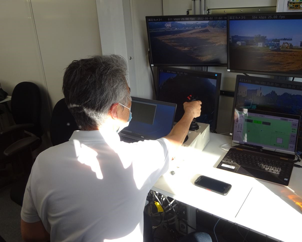 写真-3 ローカル5Gでのパケット通信を利用した建設機械の遠隔操作の様子
