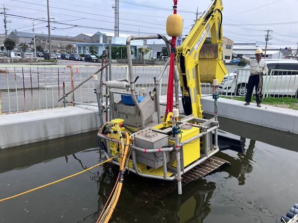 図-2 水中バックホウの水槽投入状況