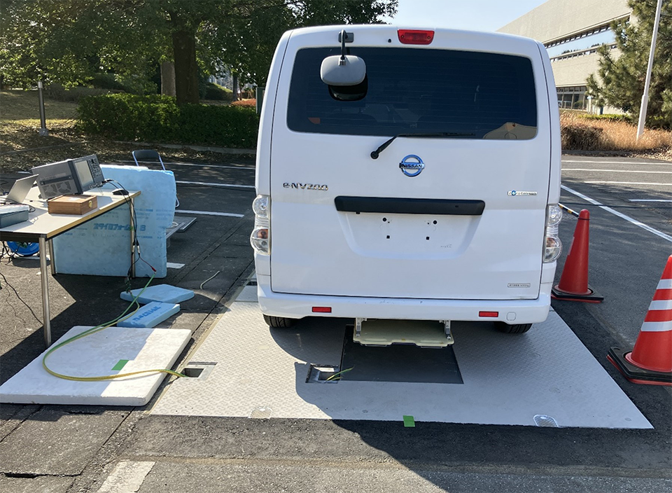 EVへ取り付けた受電システムへの給電実験の様子
