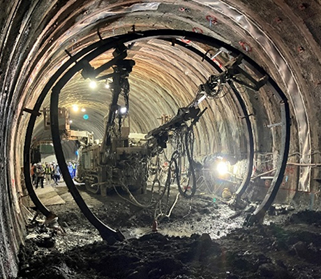 (d)上下半支保工建込状況