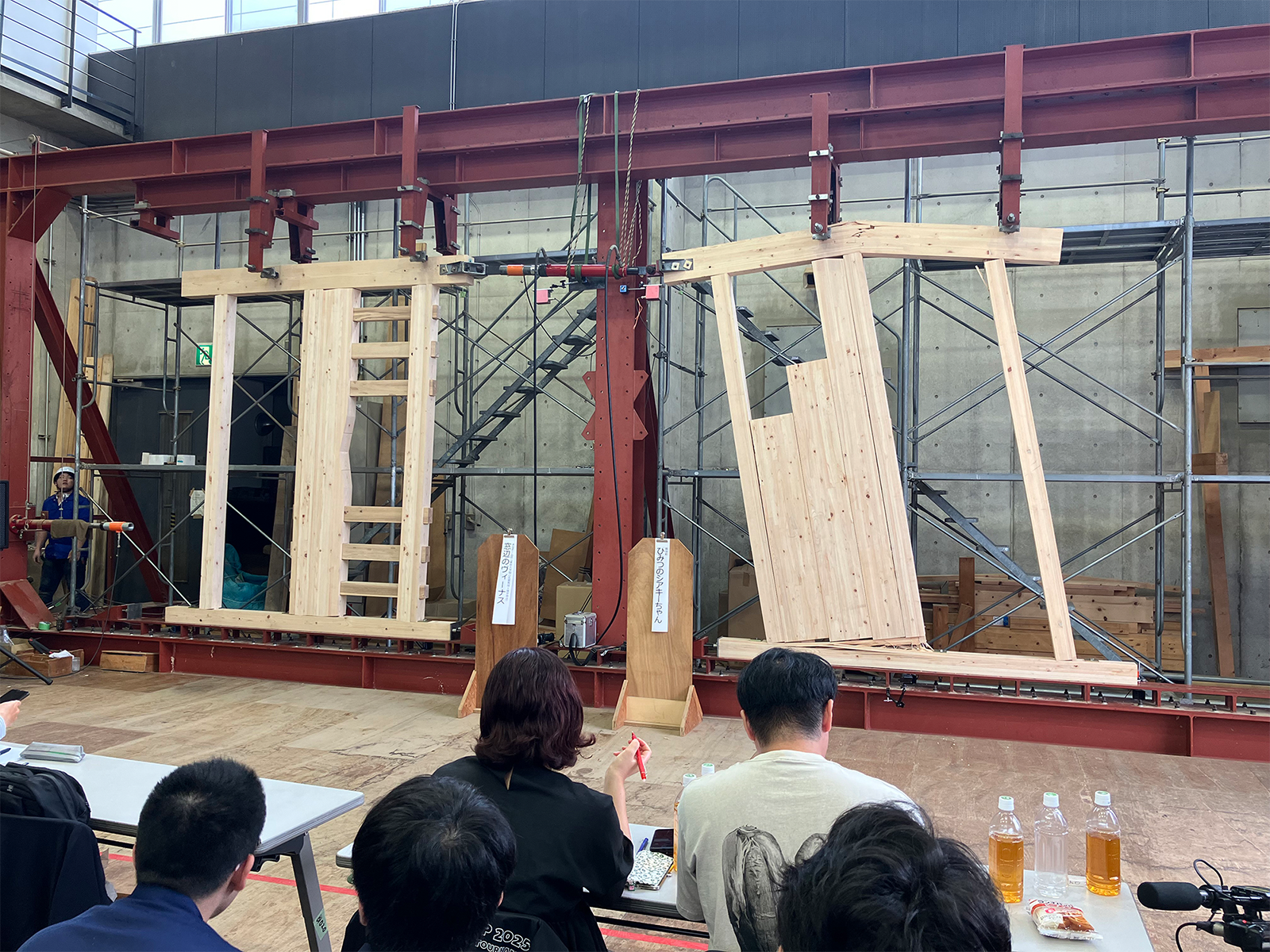 写真　決勝戦（左：AQチーム匠、右：熊谷組）