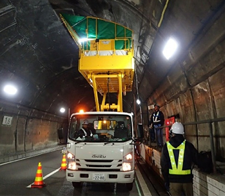 トンネル点検車での作業状況