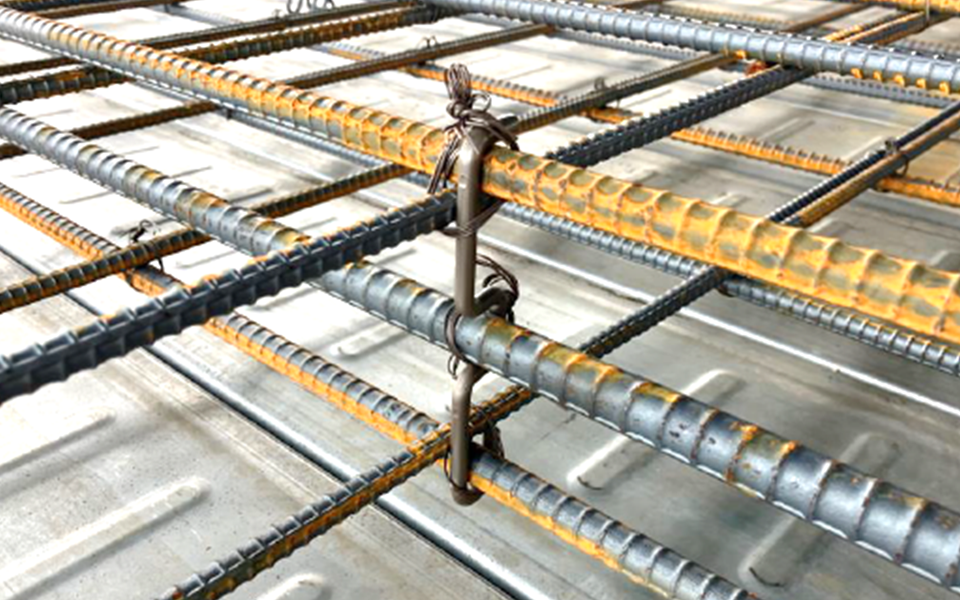 写真2 誘発材および固定ジグ(主筋方向)