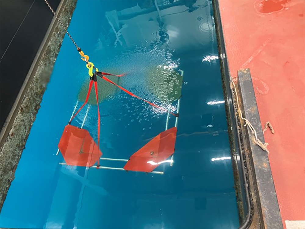 写真1　水中固定点（着底フレーム）の水中投下状況