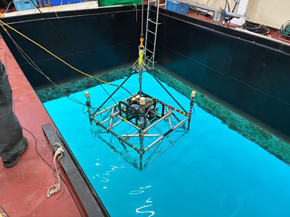 写真2　ROVを接合した水中フレームの水中投下状況