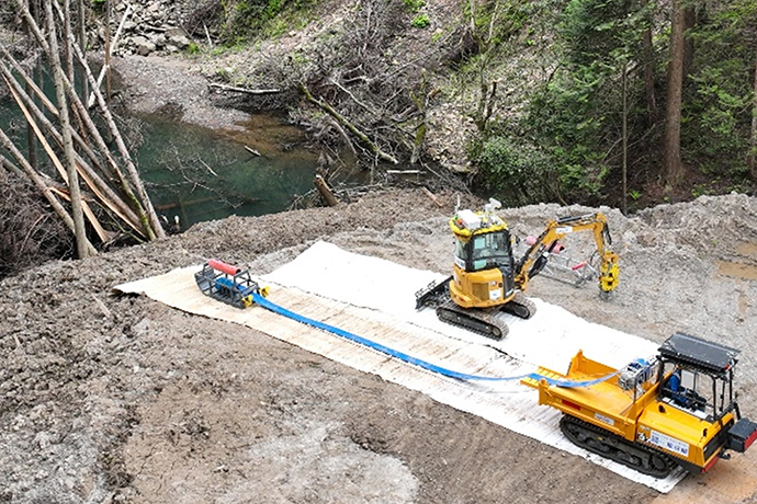 写真2 排水ポンプのホースの巻き出し作業