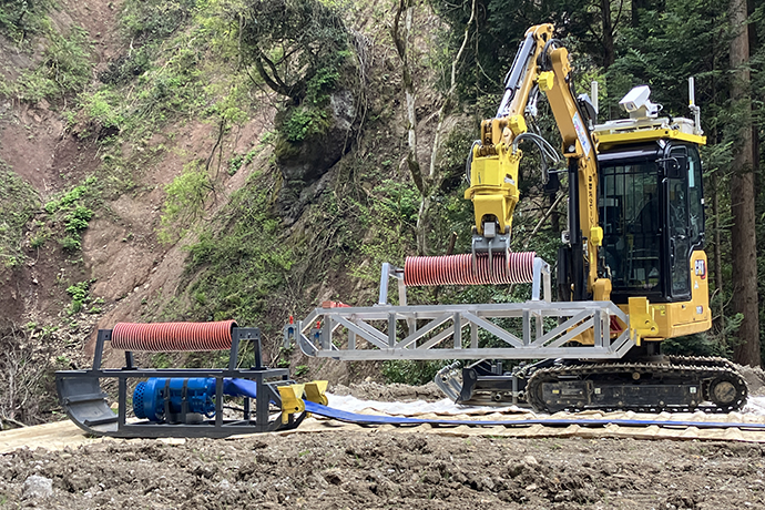 写真3 排水ポンプフレームの連結作業