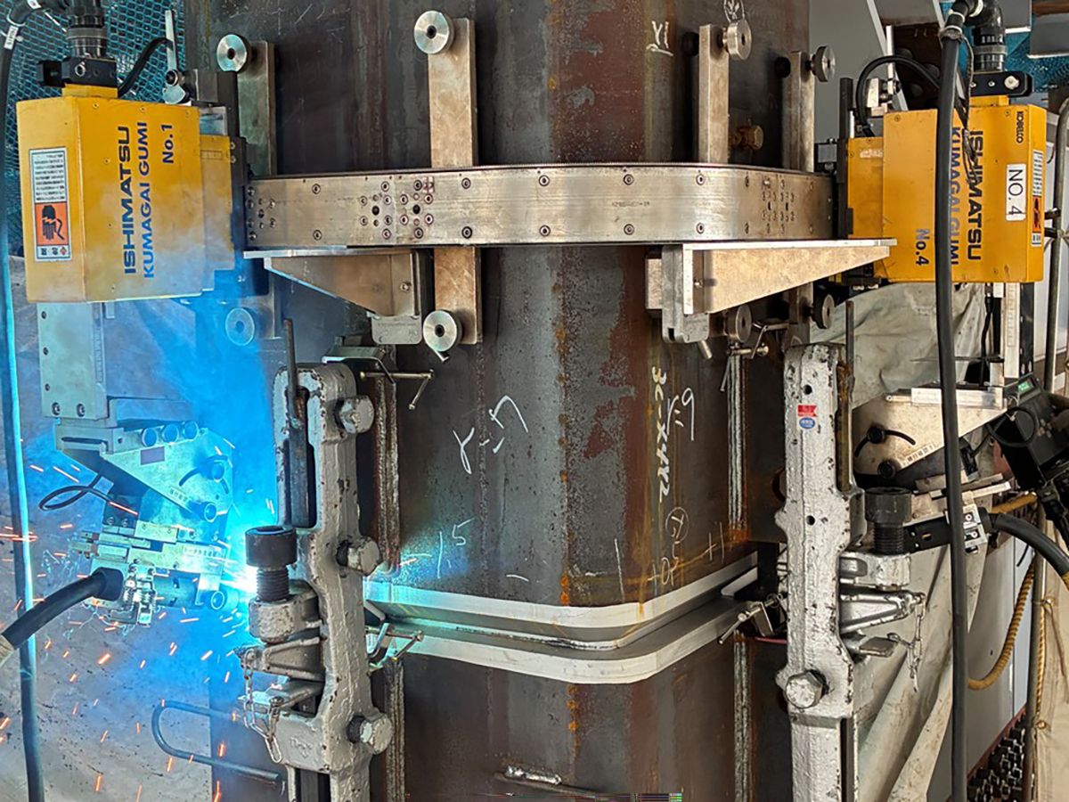 【写真1　スーパーホットコラムを現場溶接ロボットで施工する状況】