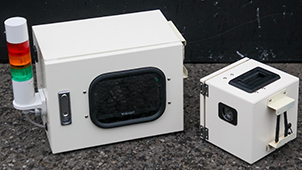写真-1 カメラユニット(右)と監視モニターユニット(左)