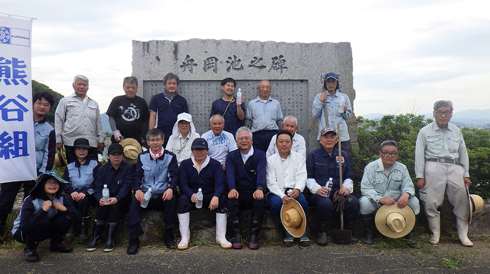 4.清掃後に組合の皆様と船岡池の石碑の前で集合写真を撮りました