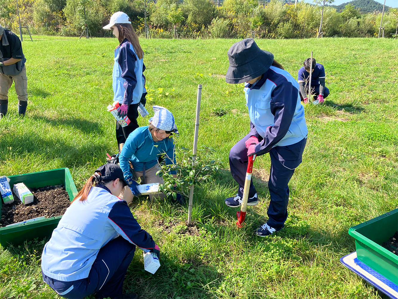 南三陸町震災復興祈念公園にて土壌改良のボランティア1