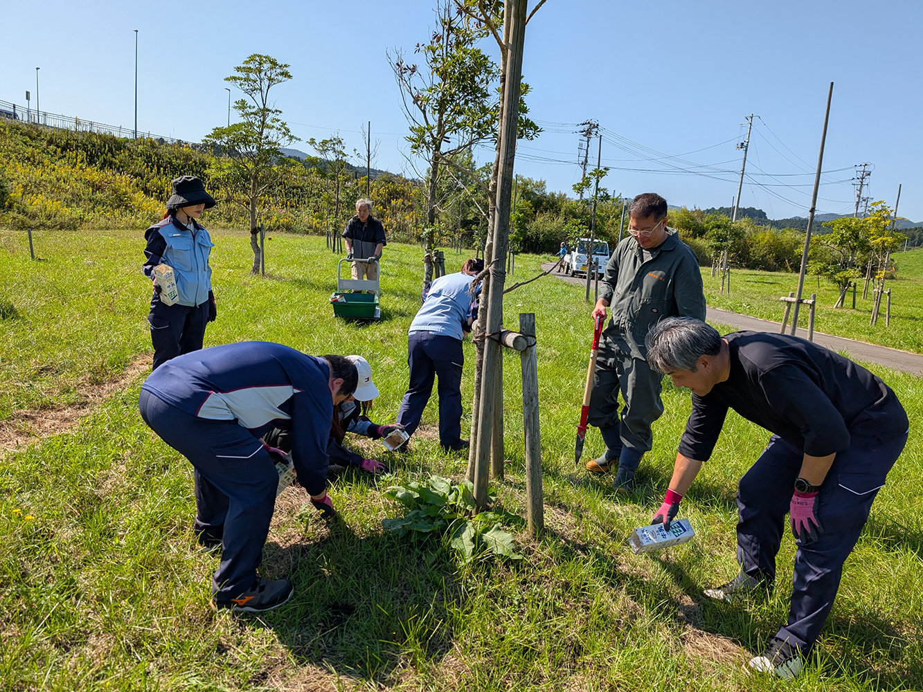 南三陸町震災復興祈念公園にて土壌改良のボランティア4