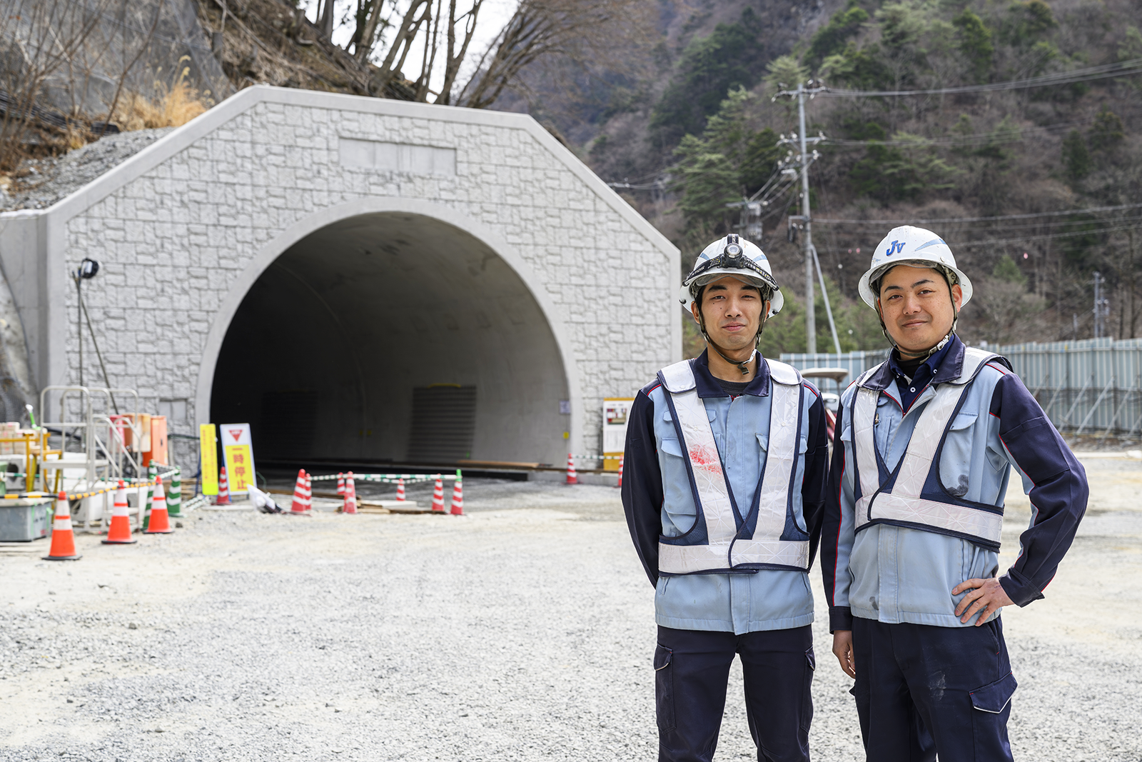 現場の若手社員（トンネル坑口）