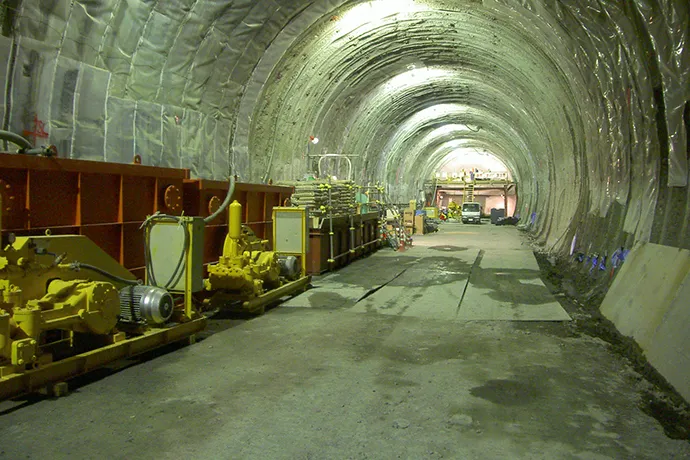 飯山トンネル内工事の様子:2