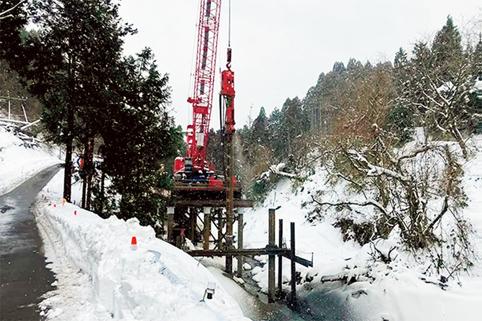 積雪のなかでの施工状況(国道249号 中屋トンネル東工区)