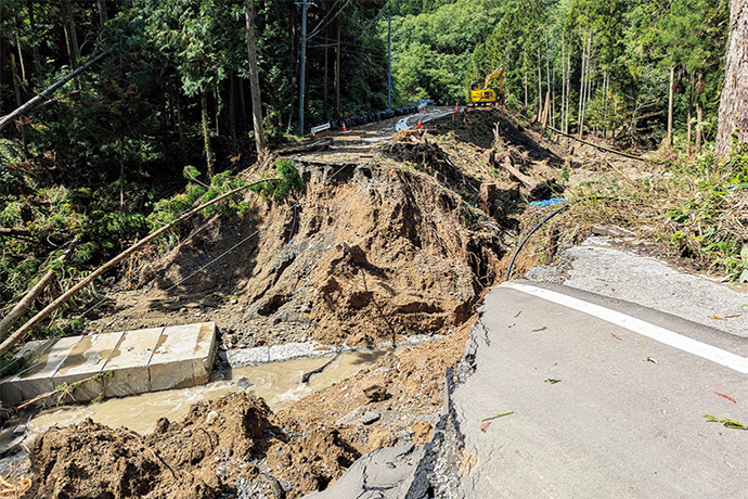 豪雨直後の国道249号・中屋トンネル東工区